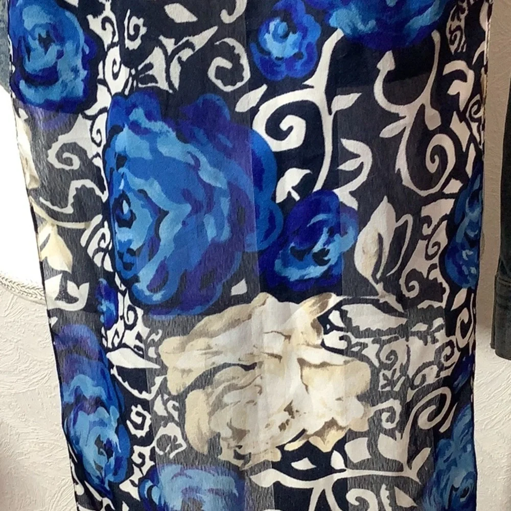 Chic & Unique - Blue & Cream lightweight silky feel Scarf - more than one use